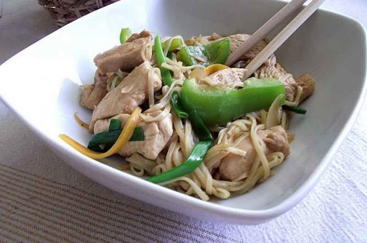 Makaron chow mein z kurczakiem i zieloną papryką