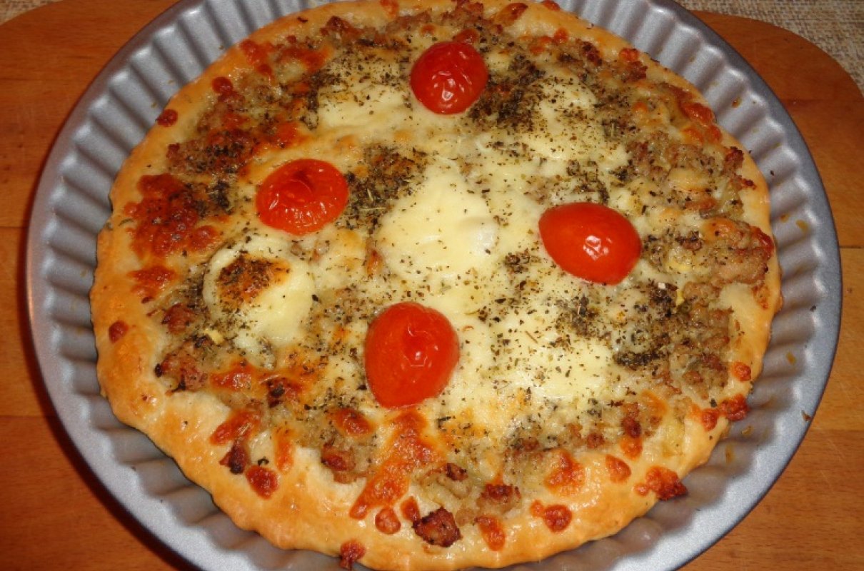 Pizza z mielonym mięsem serem i pomidorem