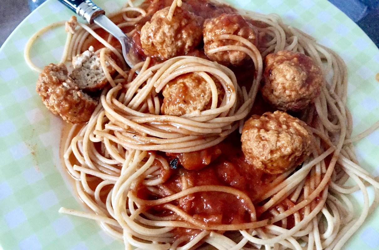 pełnoziarniste spaghetti z klopsikami w sosie pomidorowym