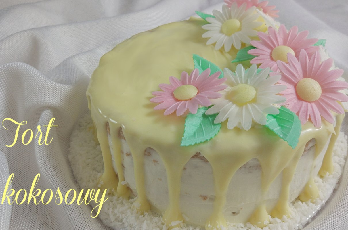 Tort kokosowy w stylu drip cake z białą czekoladą