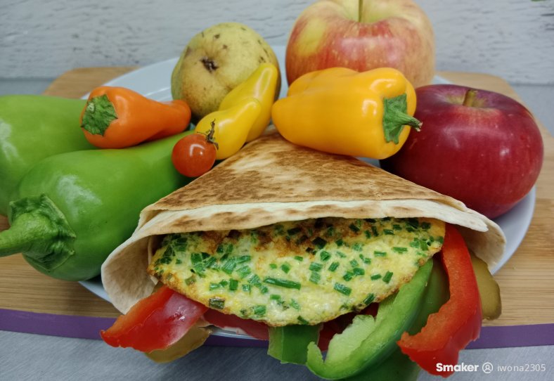 Tortilla z jajkiem szynką i warzywami