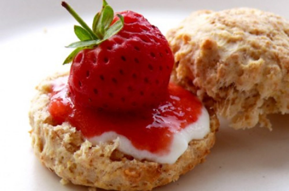 Clotted cookie. Strawberries with clotted Cream.