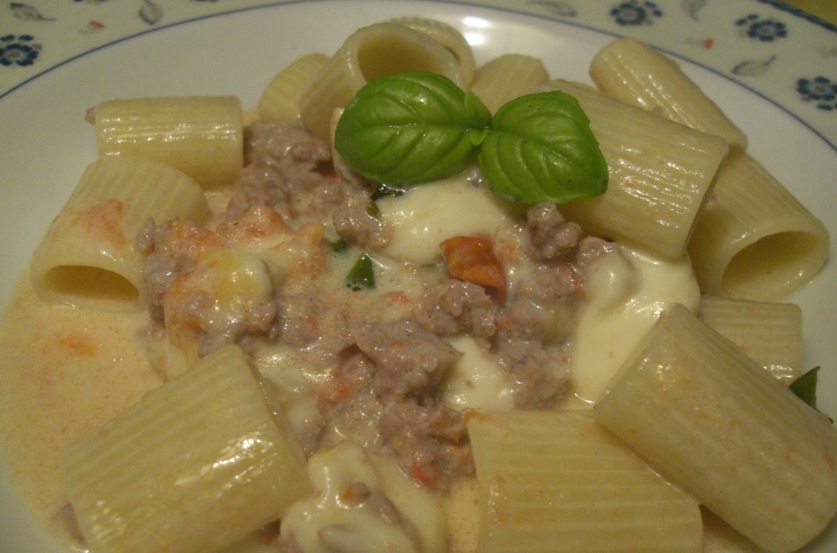 Makaron z mielonym,serem i smietana.