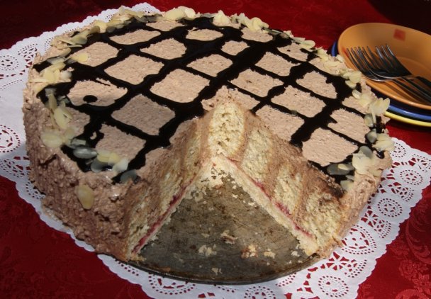 Pralinowy tort w paski