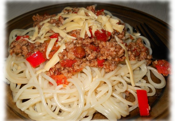 spaghetti z papryką i suszonymi pomidorami