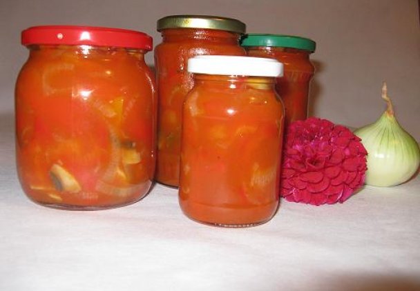 Papryka z pieczarkami i cebulą w sosie pomidorowym