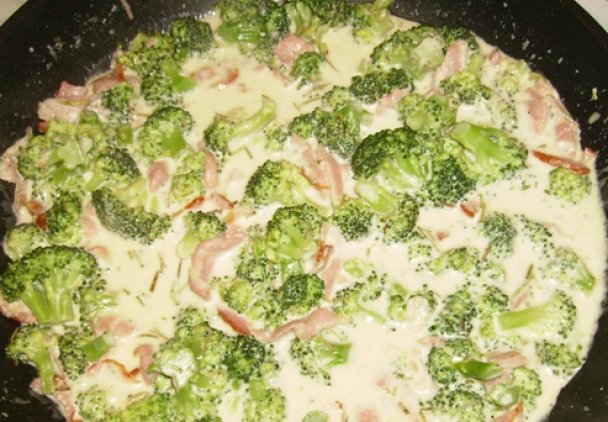 Zielone tagiatelle z brokułami, serem niebieskim pleśniowym  boczkiem