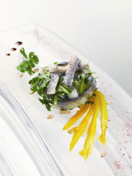 Carpaccio z marynowanego śledzia norweskiego z sałatką z kopru włoskiego i pomarańczy