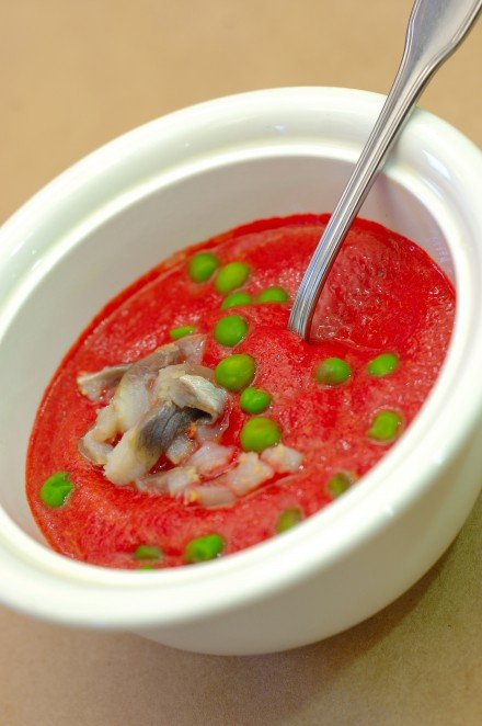 Soljanka z norweskim śledziem i zielonym groszkiem