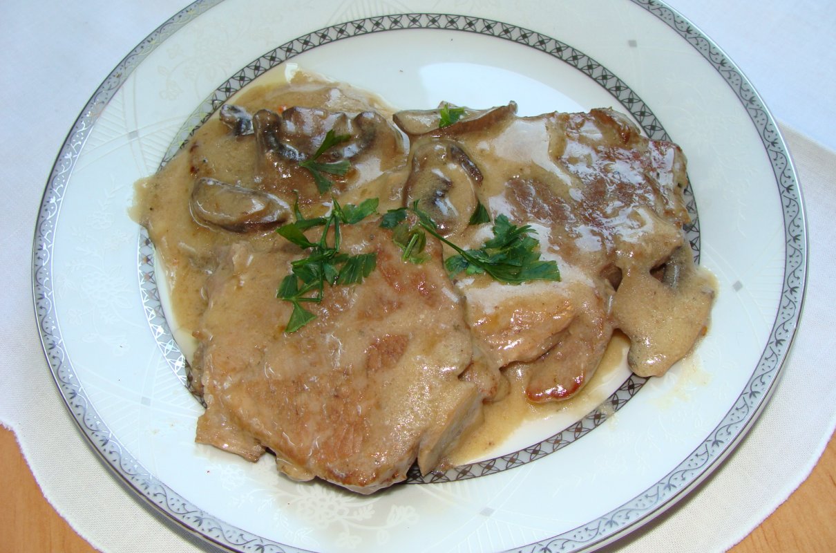 Karkówka z pieczarkami