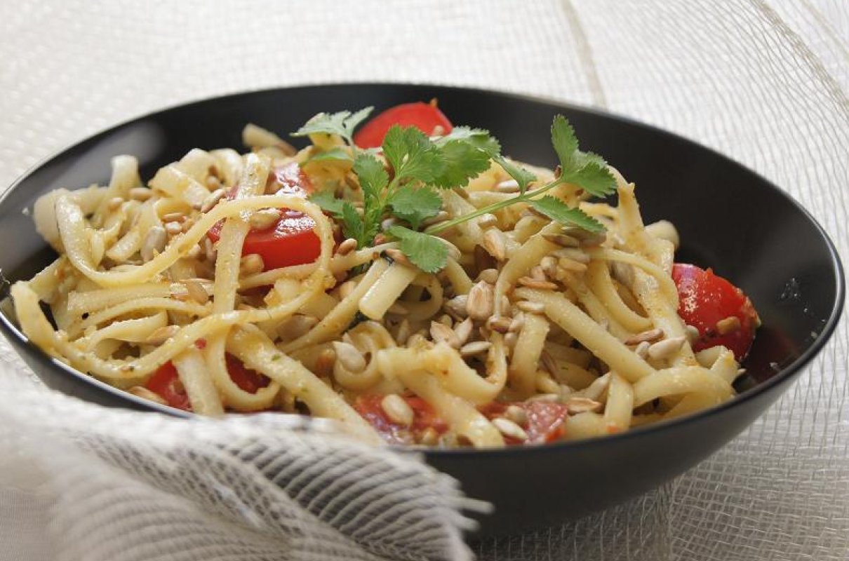 Makaron z pomidorami i pesto z kolendry