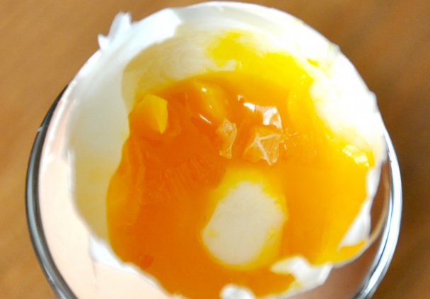 Gotowane jajko na miękko - sprawdzony i pewny przepis na ugotowanie idealnego jajka na miękko.