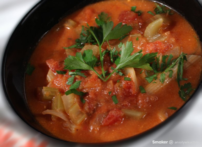  Lekka zupa pomidorowa z selerem naciowym i imbirem 