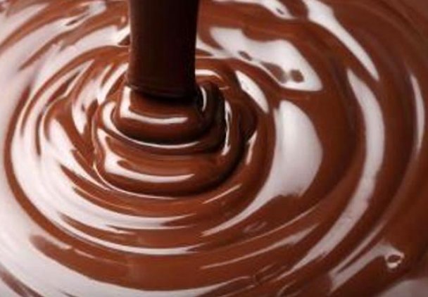 Sposób na idealną polewę czekoladową do ciast