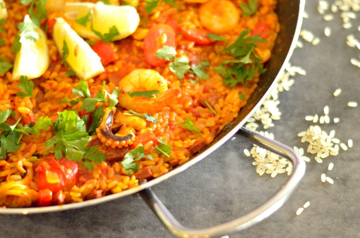 Paella z chorizo i krewetkami