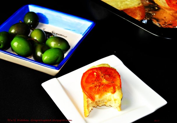 Bruschetta z mozzarellą i pomidorem