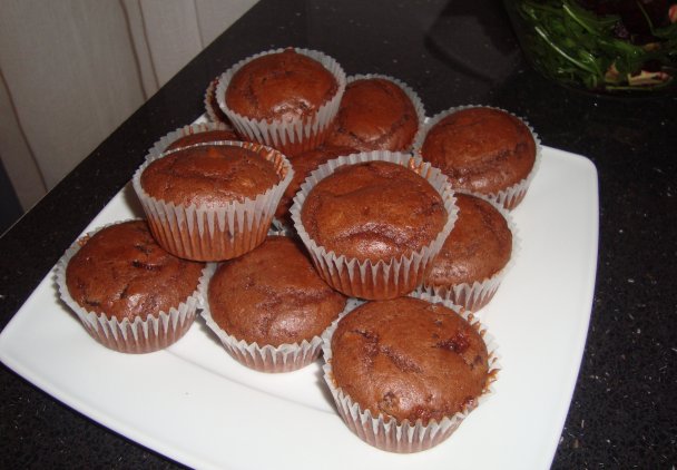 Muffinki czekoladowe z nadzieniem z dzikiej róży