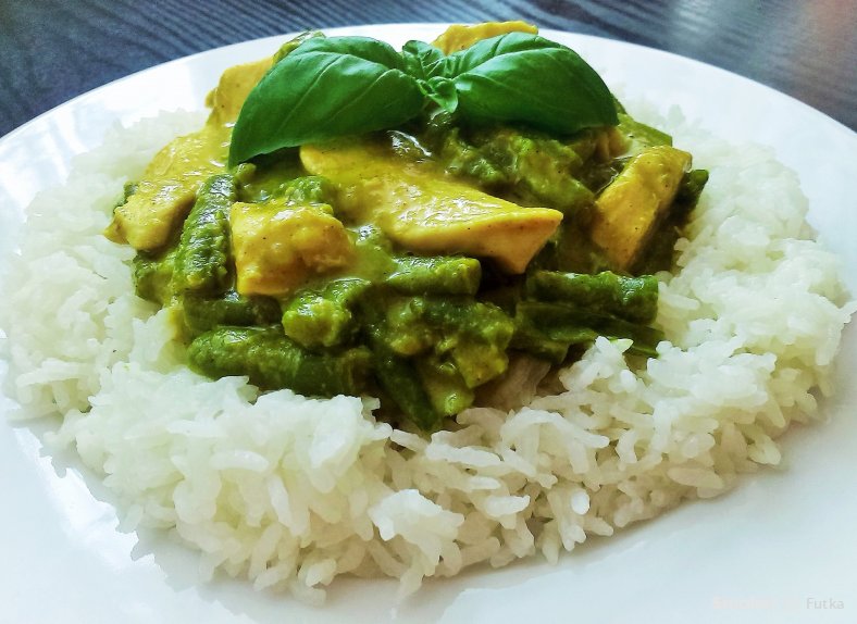  Kurczak curry z zieloną fasolką 