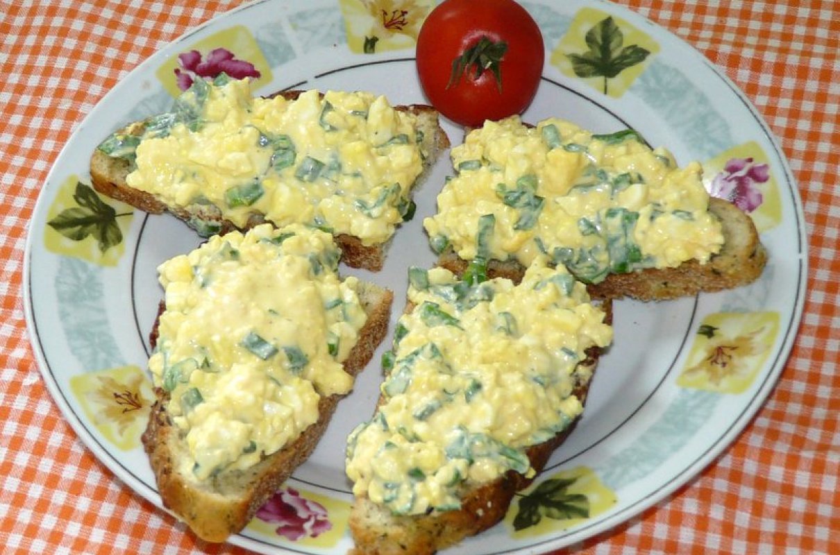 Pasta jajeczna ze szczypiorkiem i jogurtem