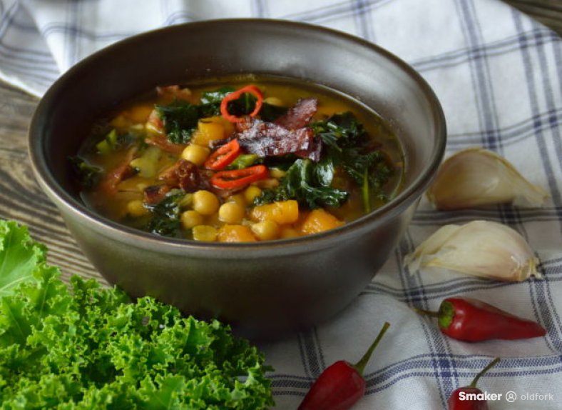  Jesienna zupa z jarmużem, chorizo i ciecierzycą 