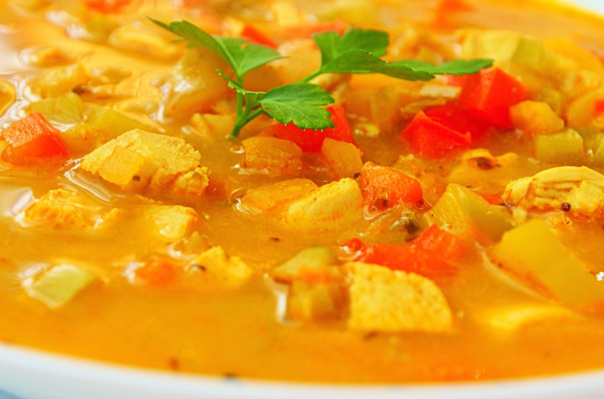 Paprykowa zupa curry z kurczakiem