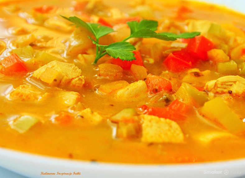  Paprykowa zupa curry z kurczakiem 