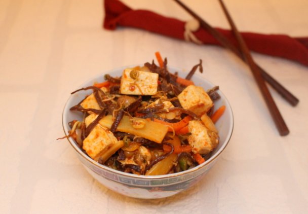 Pikantne tofu z warzywami