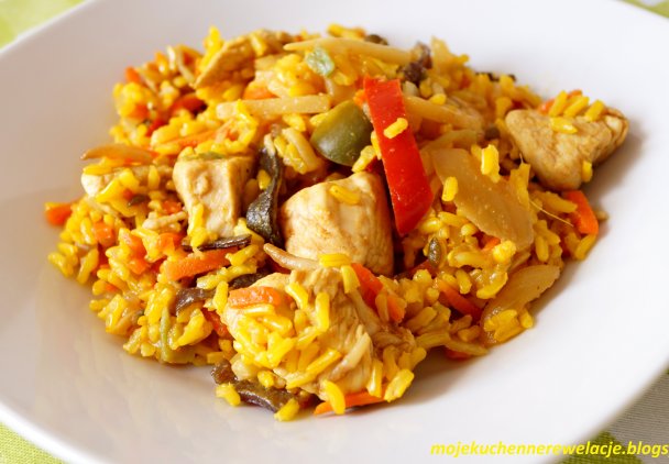 Kurczak z ryżem i warzywami po chińsku