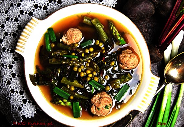 Zielona zupa szparagowa z cielęcymi knedelkami