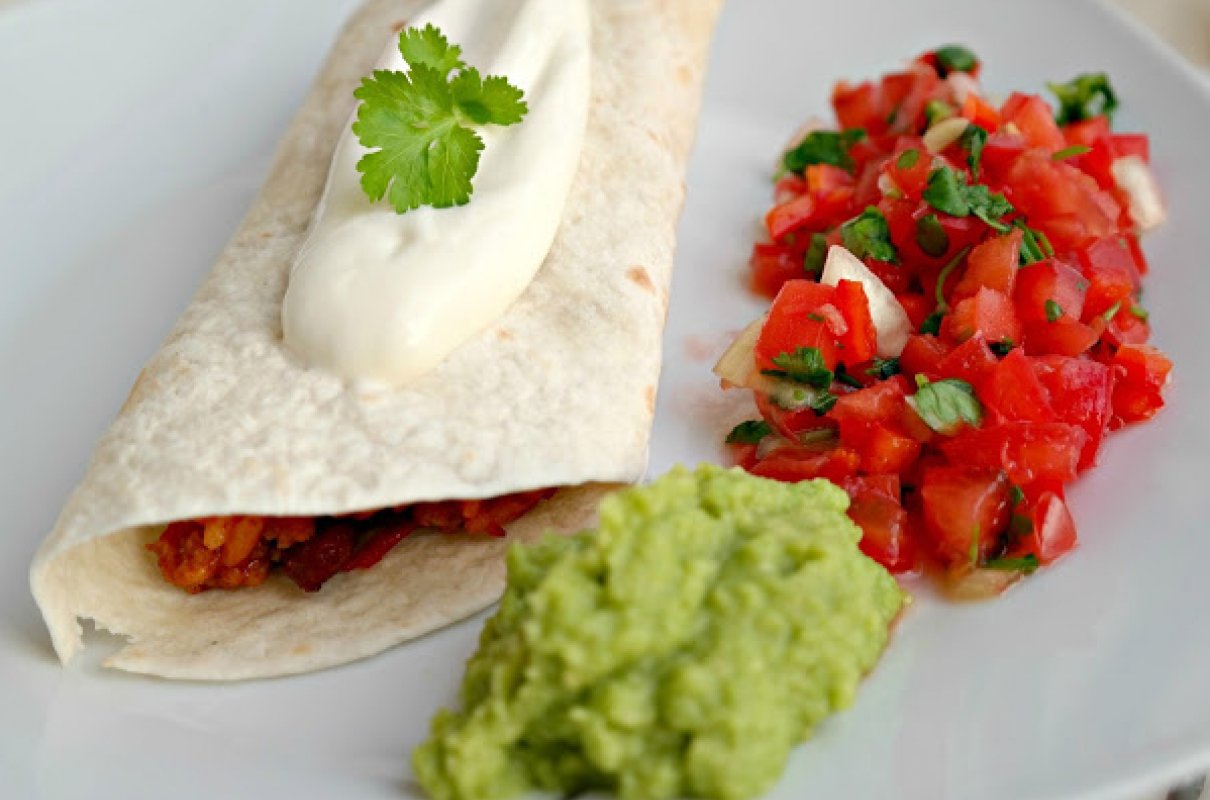 Prawdziwe meksykańskie burrito z guacamole i salsą fresca prosty przepis