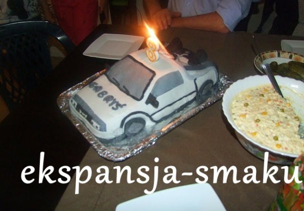 Tort w kształcie samochodu