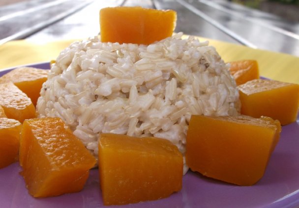 Brązowy ryż z mlekiem kokosowym i dynią marynowaną