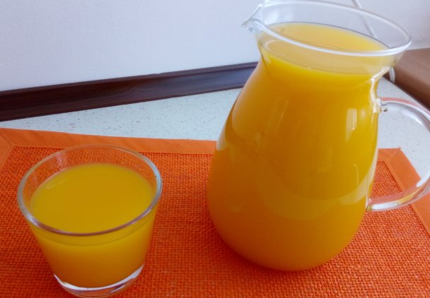 Domowy sok marchwiowo-pomarańczowy