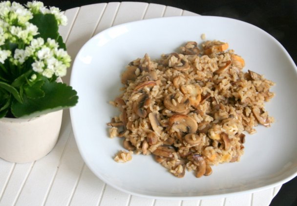 Brązowy ryż z pieczarkami i oscypkiem