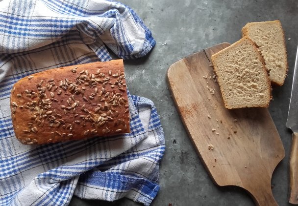 Chleb pełnoziarnisty, ziarnem posypany