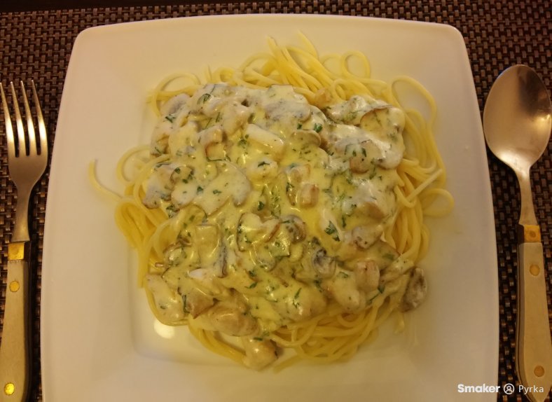 Spaghetti "alfredo" z kurczakiem i pieczarkami