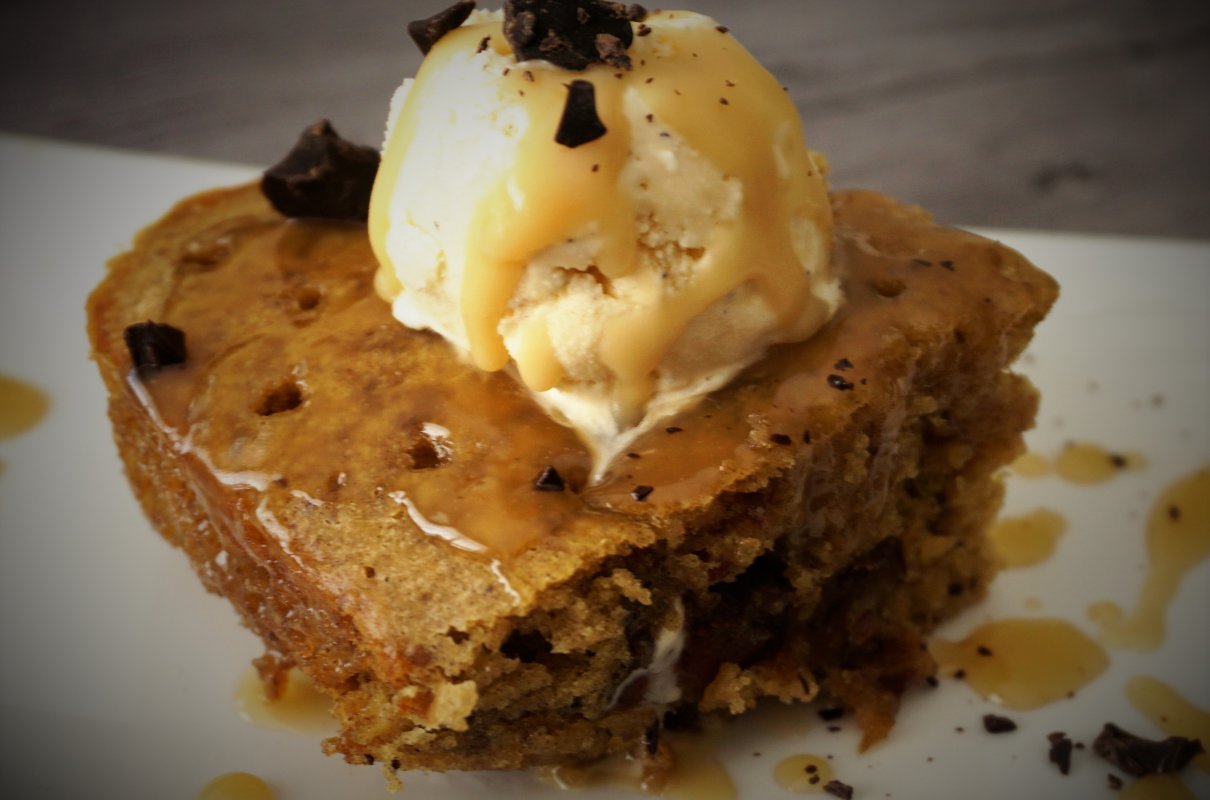 Pudding świąteczny z sosem toffee