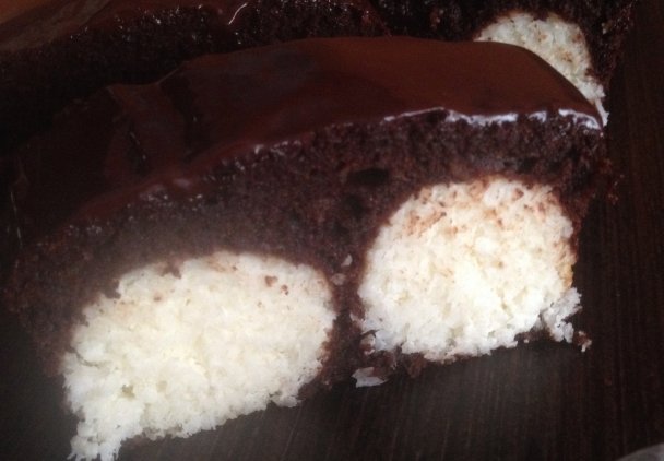 Ciasto czekoladowe z kulkami serowo - kokosowymi.