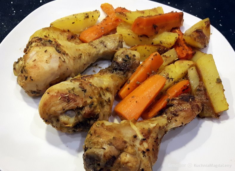  Pieczone podudzia z kurczaka z warzywami i szałwią 