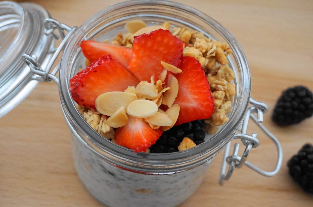 Śniadaniowy pudding z nasionami chia, owocami i granolą