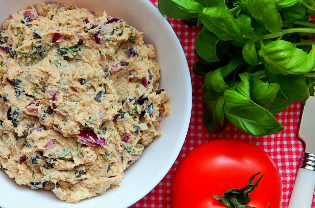 Pasta rybno jajeczna z cebulką i oliwkami