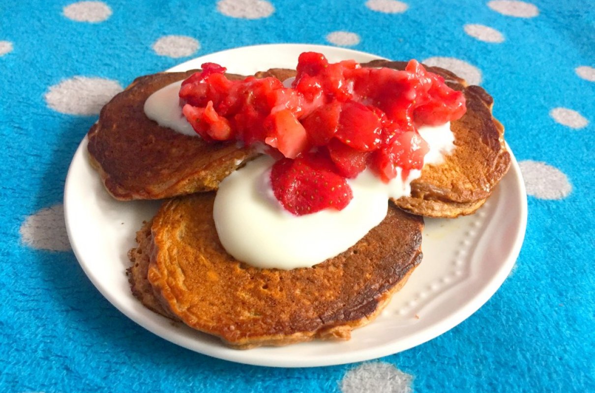 owsiane placuszki z jogurtem i truskawkami