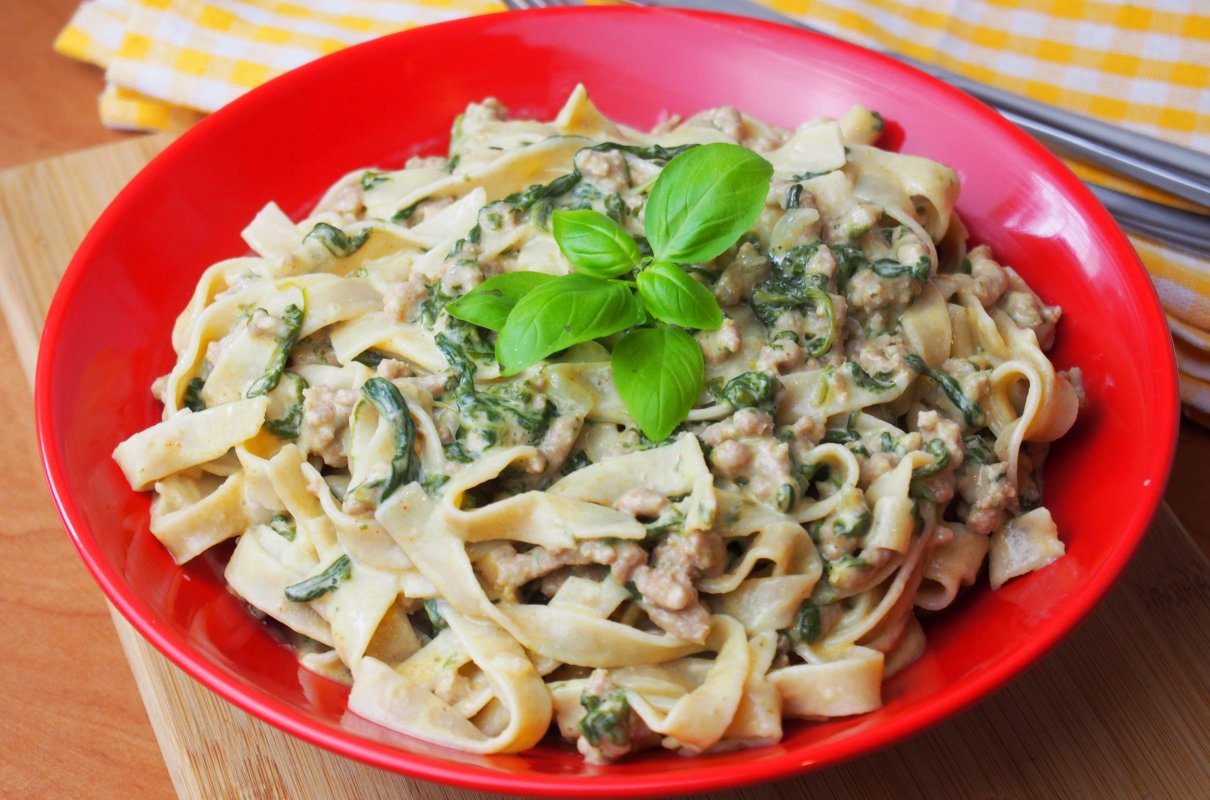 Makaron z sosem serowoszpinakowym
