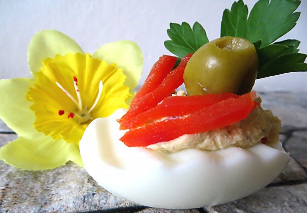 Jajka nadziewane papryką i oliwkami