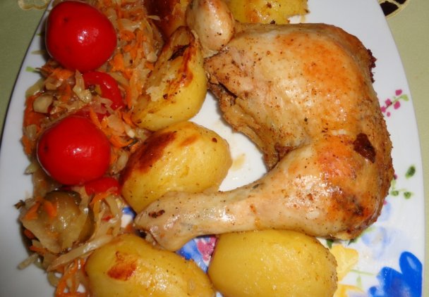 Kurczak pieczony z ziemniakami.