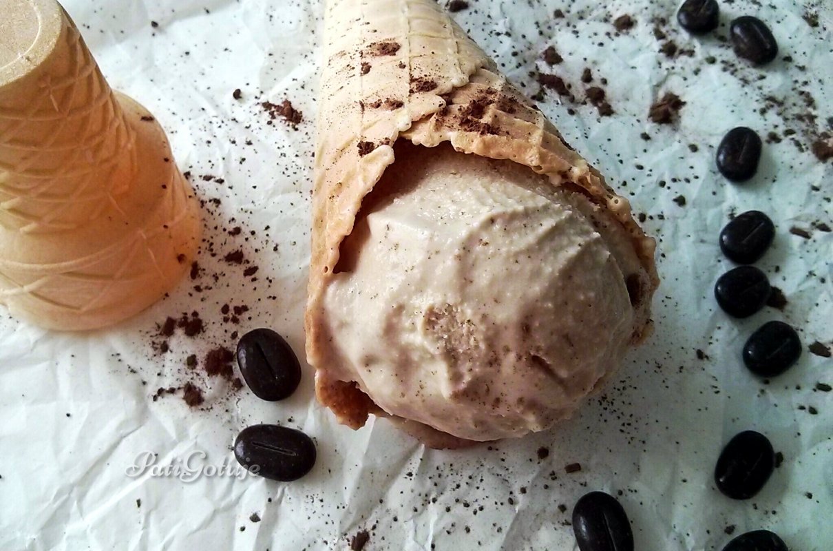 Tradycyjne lody na bazie żółtek o smaku kawy latte