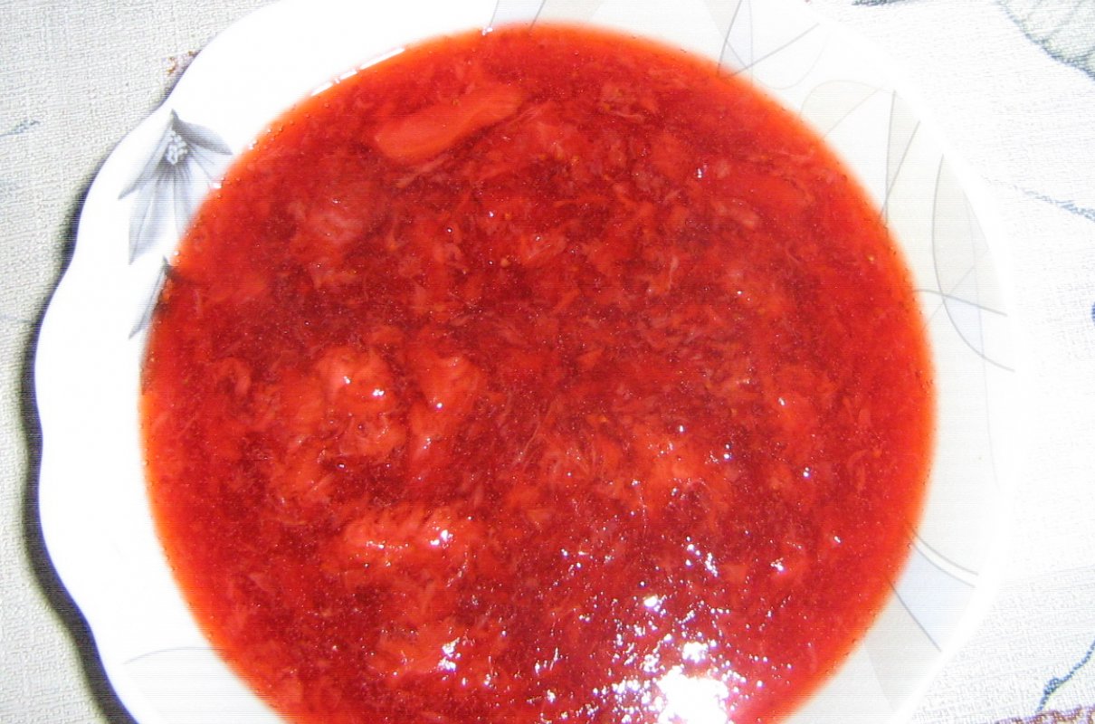 Pyszny domowy kisiel truskawkowy.