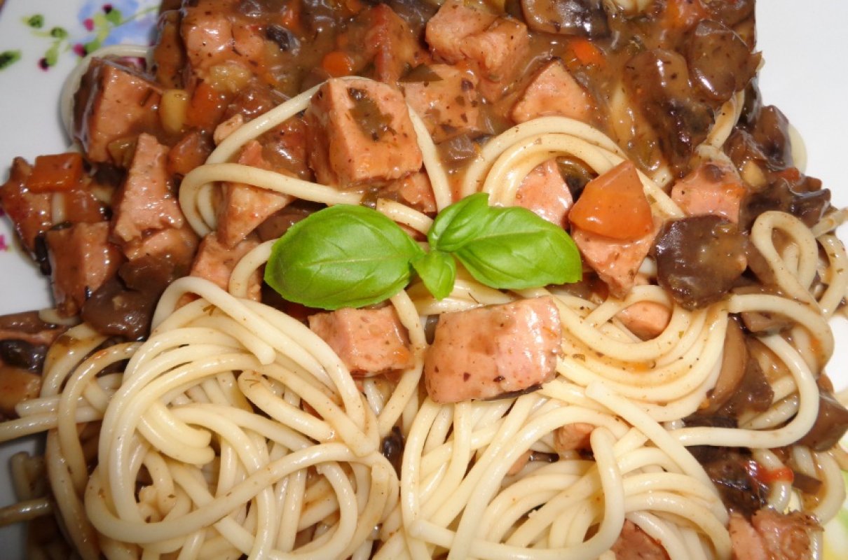 Spaghetti z sosem pieczarkowym i kiełbasą czosnkową.