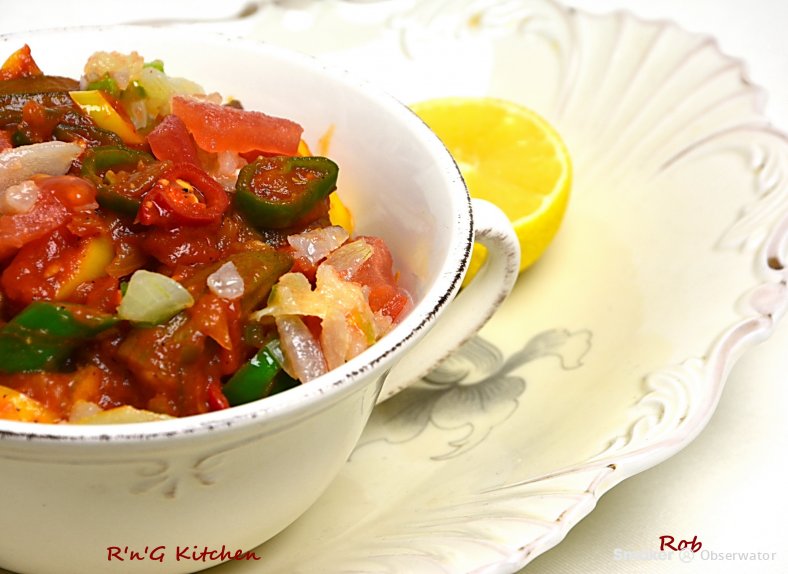 Okra w pikantnym sosie pomidorowym
