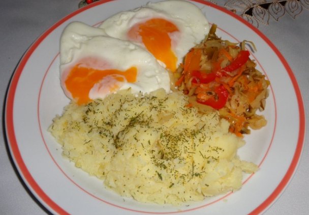Jajka sadzone ziemniaki i sałatka ze słoja.